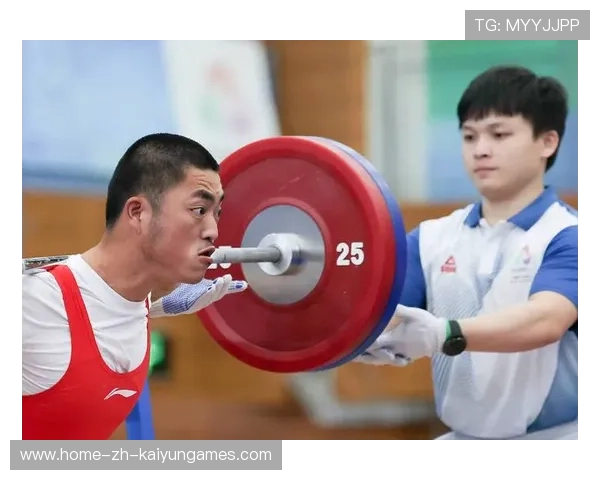 举重公开课引来体育学院学员现场观摩，教学质量获肯定